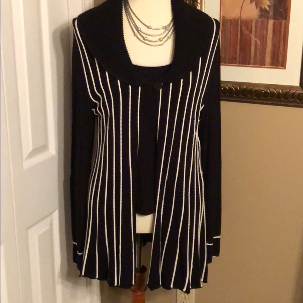 Beautiful sweater set - black and cream ax Lg.